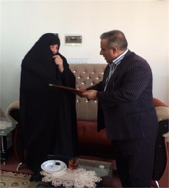 دیدار مدیرعامل شرکت انبارهای عمومی و خدمات گمرکی جلفا با خانواده شهدا